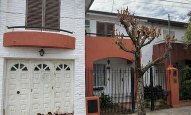 APTO CRÉDITO. CASA 6 AMBIENTES 3 DORMITORIOS, SALA DE VIDEO, JARDIN, GALERIA Y COCHERA DOBLE