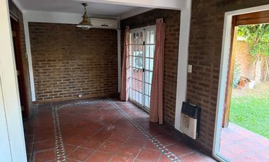 APTO CRÉDITO. CASA 6 AMBIENTES 3 DORMITORIOS, SALA DE VIDEO, JARDIN, GALERIA Y COCHERA DOBLE