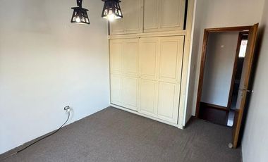 APTO CRÉDITO. CASA 6 AMBIENTES 3 DORMITORIOS, SALA DE VIDEO, JARDIN, GALERIA Y COCHERA DOBLE