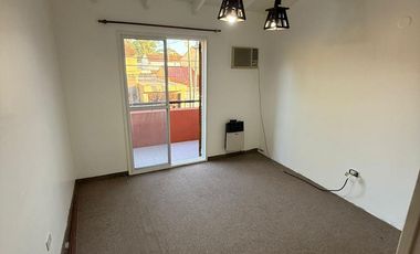 APTO CRÉDITO. CASA 6 AMBIENTES 3 DORMITORIOS, SALA DE VIDEO, JARDIN, GALERIA Y COCHERA DOBLE