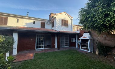 APTO CRÉDITO. CASA 6 AMBIENTES 3 DORMITORIOS, SALA DE VIDEO, JARDIN, GALERIA Y COCHERA DOBLE