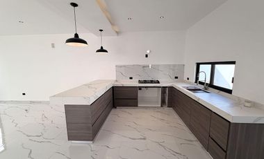 CASA EQUIPADA EN VENTA EN PRIVADA CHOLUL.