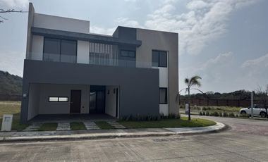 CASA EN ESQUINA EN VENTA PUNTA TIBURÓN