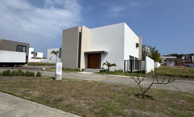 CASA EN ESQUINA EN VENTA PUNTA TIBURÓN