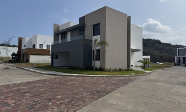 CASA EN ESQUINA EN VENTA PUNTA TIBURÓN