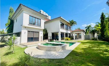 CASA EN COSTA DEL ESTE CON PISCINA 5 REC 1042MT2 MLD