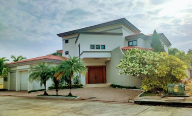 CASA EN COSTA DEL ESTE CON PISCINA 5 REC 1042MT2 MLD