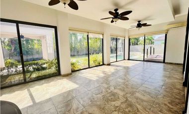 CASA EN COSTA DEL ESTE CON PISCINA 5 REC 1042MT2 MLD