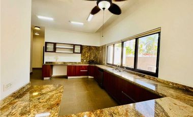 CASA EN COSTA DEL ESTE CON PISCINA 5 REC 1042MT2 MLD