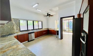 CASA EN COSTA DEL ESTE CON PISCINA 5 REC 1042MT2 MLD