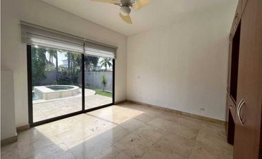 CASA EN COSTA DEL ESTE CON PISCINA 5 REC 1042MT2 MLD