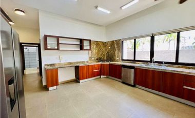 CASA EN COSTA DEL ESTE CON PISCINA 5 REC 1042MT2 MLD