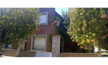 Chalet en excelente entorno residencial San Carlos. A terminar
