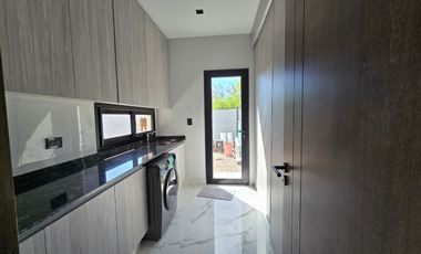 Venta Moderna Casa en La Vacherie, Mendoza