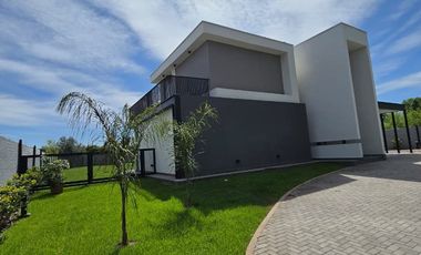 Venta Moderna Casa en La Vacherie, Mendoza