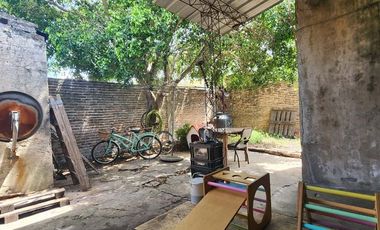 Casa 3 amb en venta en Lanús con cochera y patio