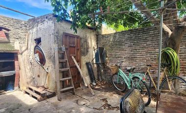 Casa 3 amb en venta en Lanús con cochera y patio