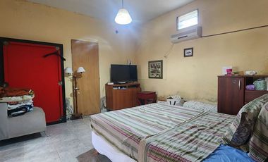 Casa 3 amb en venta en Lanús con cochera y patio