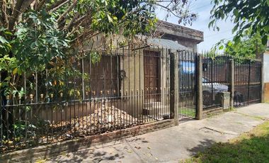 Casa 3 amb en venta en Lanús con cochera y patio