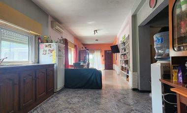 Casa 3 amb en venta en Lanús con cochera y patio