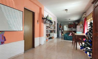 Casa 3 amb en venta en Lanús con cochera y patio