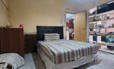Casa 3 amb en venta en Lanús con cochera y patio