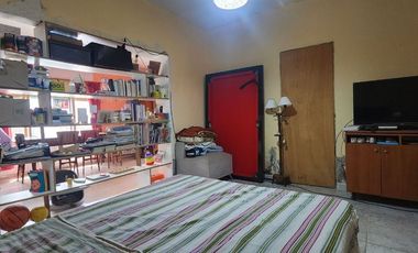 Casa 3 amb en venta en Lanús con cochera y patio