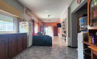 Casa 3 amb en venta en Lanús con cochera y patio