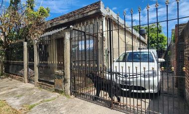 Casa 3 amb en venta en Lanús con cochera y patio