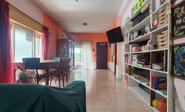 Casa 3 amb en venta en Lanús con cochera y patio