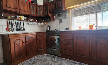 Casa 3 amb en venta en Lanús con cochera y patio