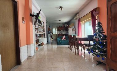 Casa 3 amb en venta en Lanús con cochera y patio