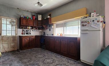 Casa 3 amb en venta en Lanús con cochera y patio