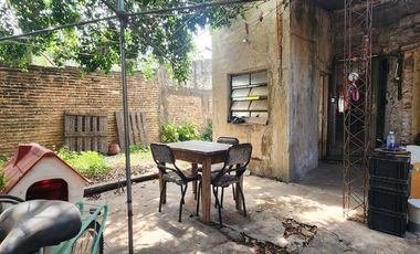 Casa 3 amb en venta en Lanús con cochera y patio