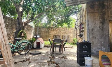 Casa 3 amb en venta en Lanús con cochera y patio