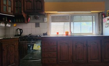 Casa 3 amb en venta en Lanús con cochera y patio