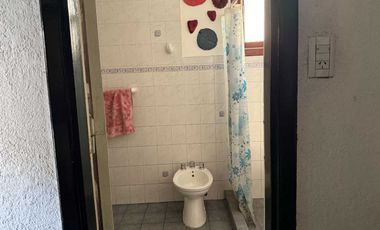 VENTA CASA 3 AMB CON PATIO Y COCHERA AVELLANEDA