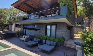 Casa de descanso en Valle de Bravo con espectacular vista al lago