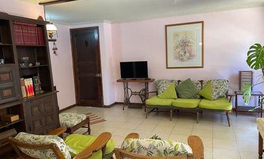 EXCELENTE CASA PARA 3 ESTUDIANTES  AMPLIO TERRENO COMPARTIDO