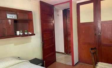 EXCELENTE CASA PARA 3 ESTUDIANTES  AMPLIO TERRENO COMPARTIDO