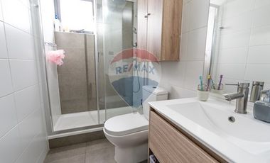 SEMI NUEVO - NO NECESITA REMODELACIONES!