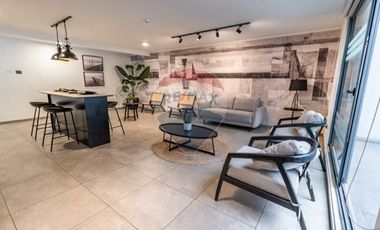 SEMI NUEVO - NO NECESITA REMODELACIONES!