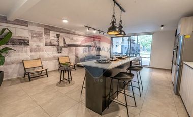 SEMI NUEVO - NO NECESITA REMODELACIONES!