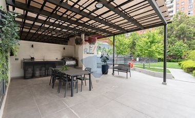 SEMI NUEVO - NO NECESITA REMODELACIONES!