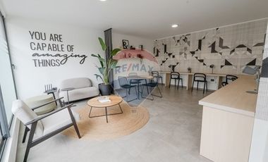 SEMI NUEVO - NO NECESITA REMODELACIONES!