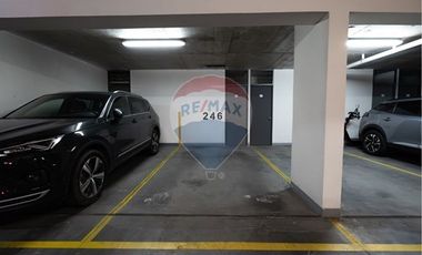 SEMI NUEVO - NO NECESITA REMODELACIONES!