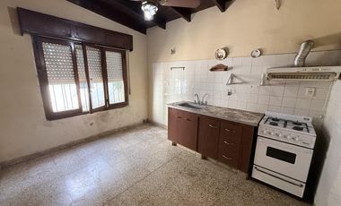 CASA A LA VENTA DE 3 AMBIENTES EN EL CENTRO DE CAÑUELAS