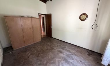 CASA A LA VENTA DE 3 AMBIENTES EN EL CENTRO DE CAÑUELAS