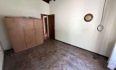 CASA A LA VENTA DE 3 AMBIENTES EN EL CENTRO DE CAÑUELAS