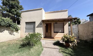 CASA A LA VENTA DE 3 AMBIENTES EN EL CENTRO DE CAÑUELAS